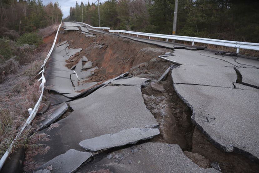 能登半岛7.6大地震造成多处道路断裂 。