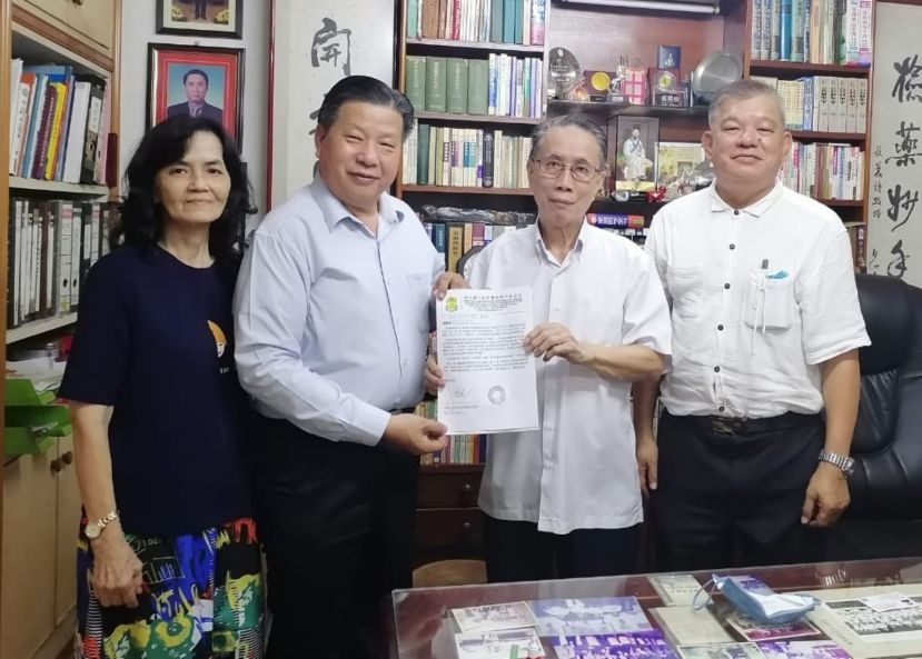 砂医总会长兼亚洲中医技职学院院长江宗兴（左2）拜会槟城中医研究学院院长頼开检（右2）；左右分别为叶舒霞及陈中兴。
