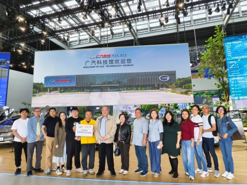 古晋教育文化代表团走访广汽科技馆，参观新能源汽车与智慧制造成果，并在展示厅前合影留念，开启产业及科技交流新视角。