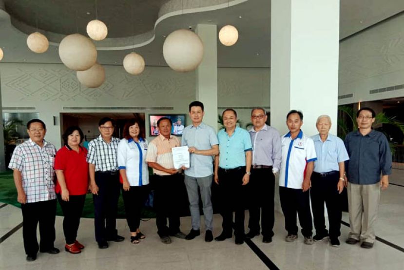 美里华总新届理事就职典礼晚宴筹备会主席甲必丹严学忠(左5)移交邀请函予林思健上议员(右6)，右5为；会长拿督吴健平。