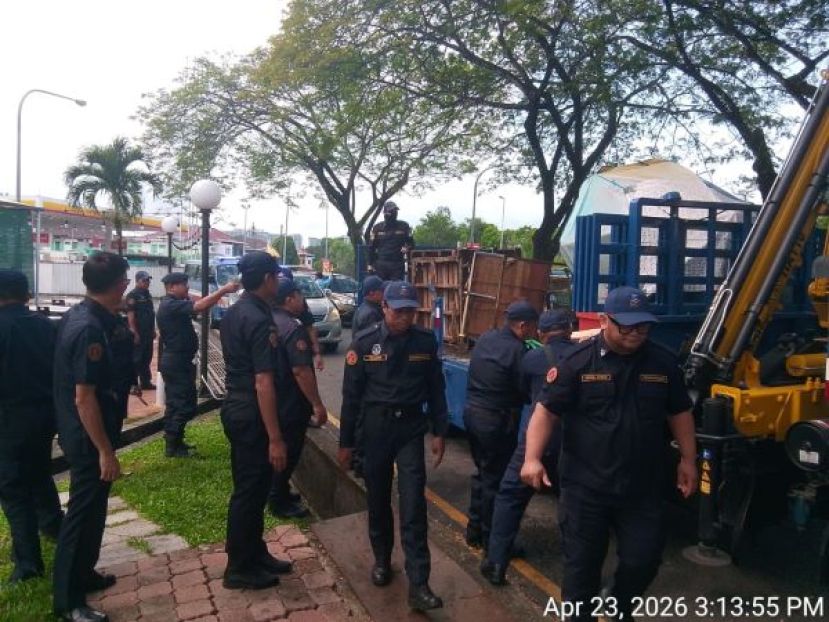 古晋南市市政局执法人员在行动中，取缔未持有效执照营业及在未经许可地点摆摊的小贩，并当场充公用于非法营业的器具。