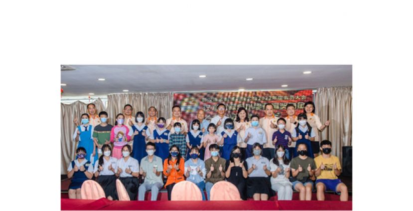 后排左起为 副教育甲必丹刘炳坤，教育刘宥強，乐龄主任刘织强、会长 刘金兴、名誉会长刘细畅、名誉会长刘彦陞、妇女组主任刘梅娇、青年团团长刘时财、秘书长刘佑贤、财政  刘秀真。