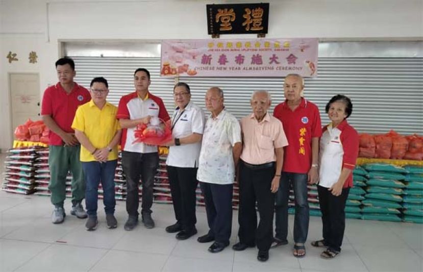 砂德教会紫霞阁副福利主任兼籌委会主席沈东耀（左三）赠送纪念品予主宾拿督黄鸿圣时摄。右起该阁妇女组主任林嫦凤、副义务许锡洲、第一副阁长贝清俊以及拿督斯里郑正金； 左一为查账温五宜以及副秘书郑志国。