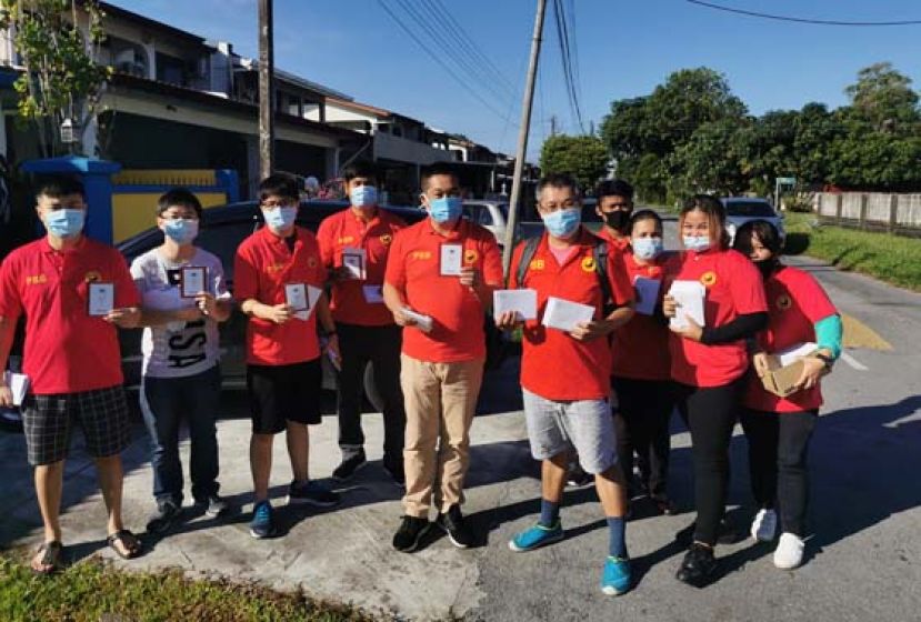 施志豪（前排右2）带领团队，在巴都林当选区沿门逐户派送「你是我的英雄」感谢卡。
