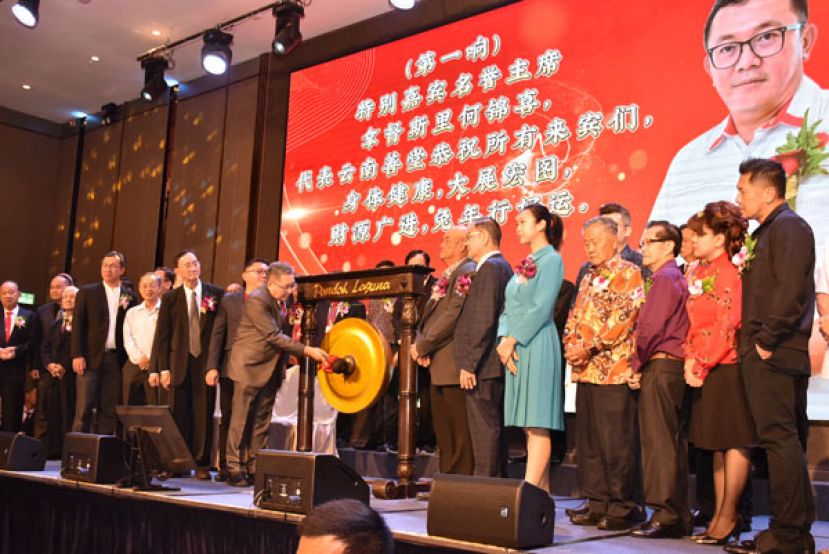 古晋南市市长拿督黄鸿圣（中）为晚宴主持鸣锣。