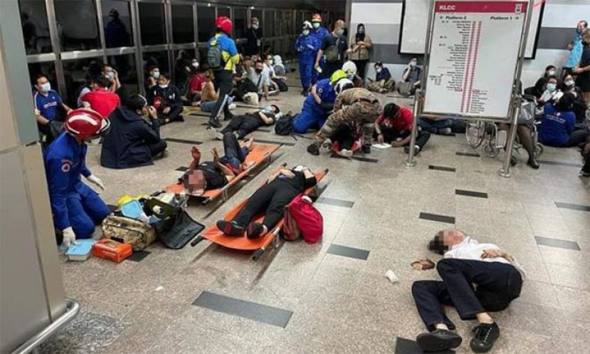 轻快铁相撞事故发生后，多名乘客受伤等待救援。