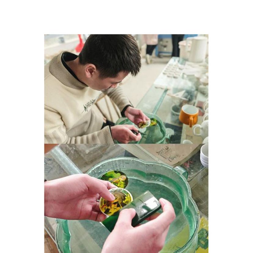 青年陶瓷艺术家洛深白（化名）正在对图案为&ldquo;夏日荷花&rdquo;的陶瓷徽章白胎进行釉上贴花。