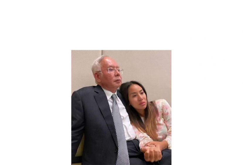 纳吉的女儿诺雅娜对父亲未能获得全面特赦的失望