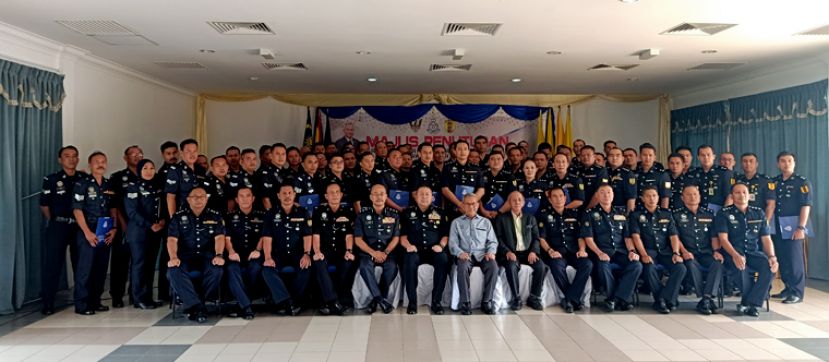 拿督达立朱菲立(前排左五)与参加砂警察普通行动组廉正课程的警务人员合影。左四为该行动组指挥官拿督许国振。