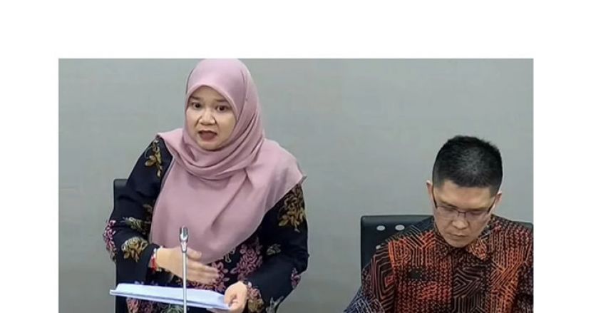 教育部长法丽娜主持记者会，右为副部长黄家和。