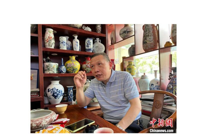 李贵镇接受记者采访。