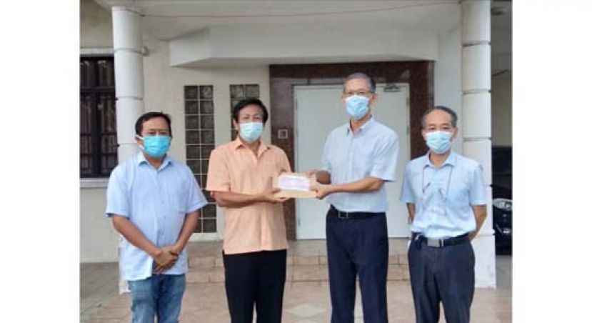 中国驻古晋副总领事张阳（右二）移交4万马币予古晋中华小学校董会主席拿督王长福（左二）。