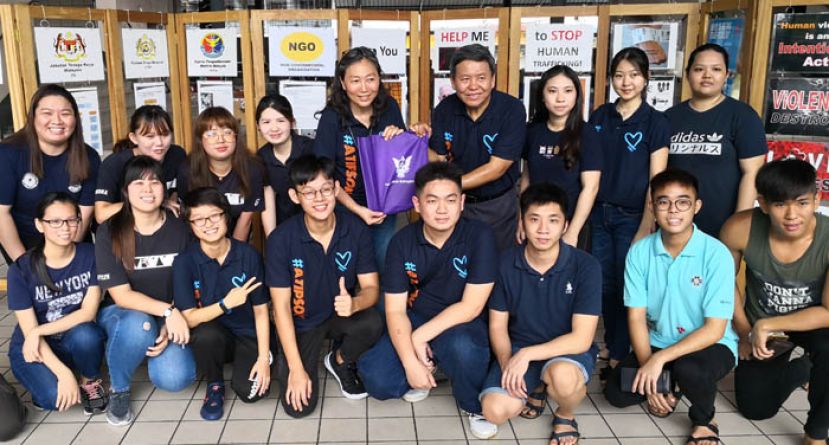 省长赠送纪念品予陈敏娜，感谢完成壁画的毕理学院生。