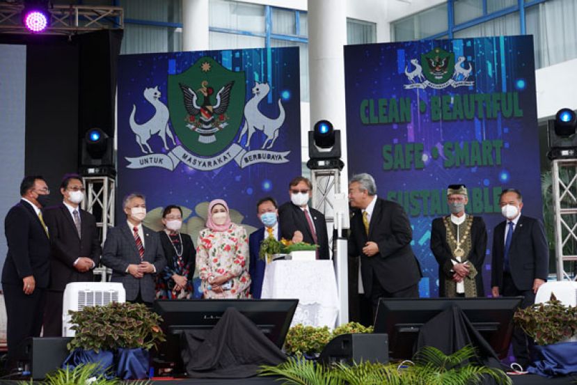 图一：砂总理拿督巴丁宜丹斯里阿邦佐哈里（中）主持古晋升格34周年庆典推展礼。  