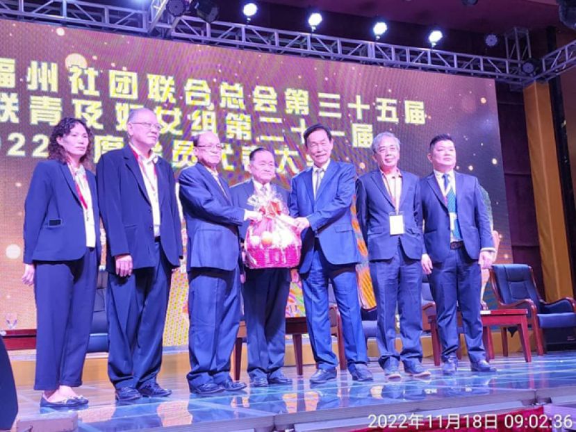 拿督黄海明（左三）代表沙巴亚庇福州公会赠送礼品予大会开幕主宾丹斯里张仕国（右三）时摄。中为总会长拿督斯里刘为强太平局绅。