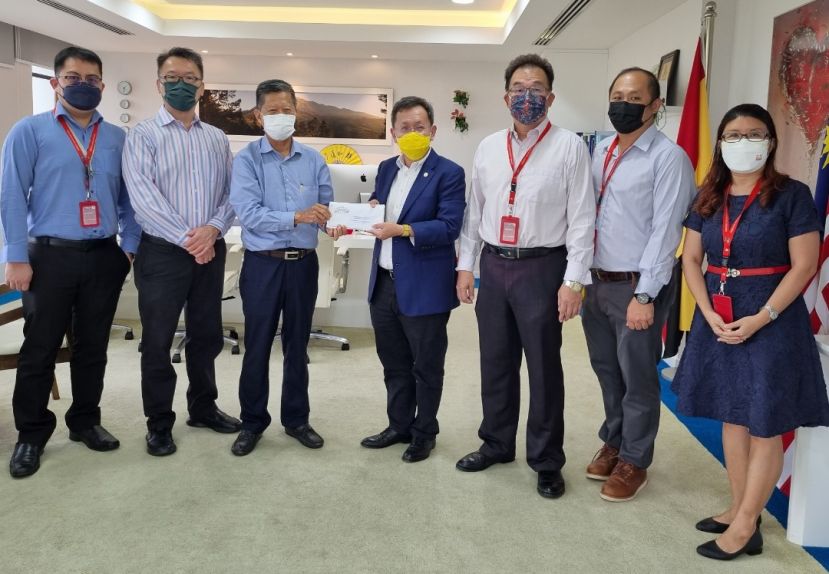  砂拉越诏安会馆主席拿督陈日枝（左三）礼貌拜会了砂拉越副总理兼砂拉越公共卫生、房屋与地方政府部部长兼砂拉越诏安会馆名誉主席的拿督斯里沈桂贤（右四），左一起为青年团团长沈志勇、秘书徐蔡斌、右一起为妇女组主任沈桂莲、财政陈鸿愿、副主席田松茂。
