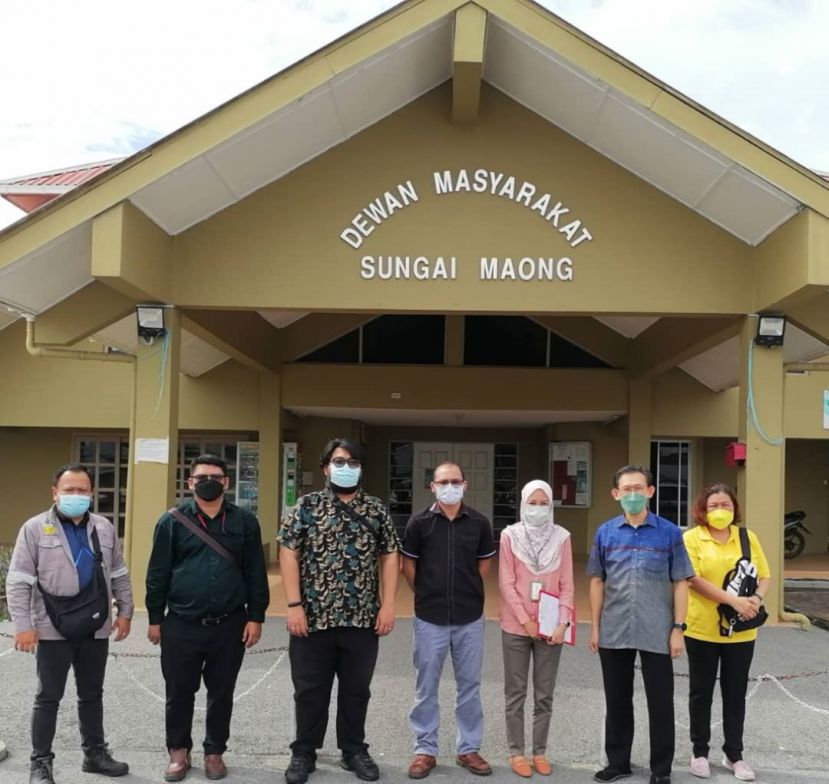 甲必丹何月明（右起）、薛华东连同公共工程局、县公署、福利部官员巡察盐材港民众会堂应改善基本设施地方。