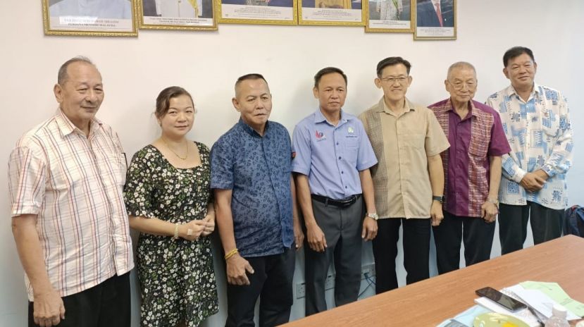 甲必丹林传政（右3）等人礼貌拜会社险砂局长陈邦正（右4）；右5是薛华东等人。