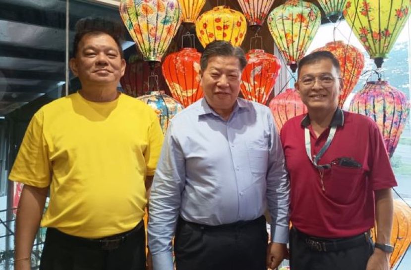 砂医总会长江宗兴（中）与中医研究者刘祐宏（右）及陈中兴（左）交流。