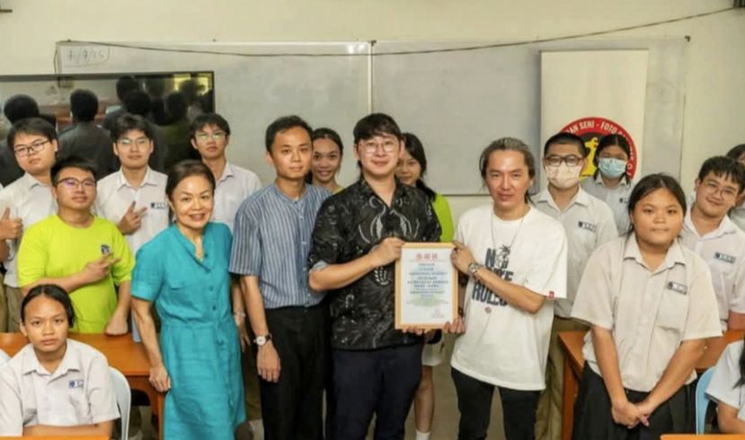 联课主任王理康颁发感谢状予田万立。