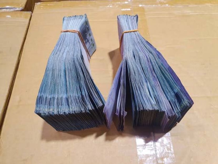 嫌犯企图贿赂执法人员的现钞也被充公，作为呈堂证据。