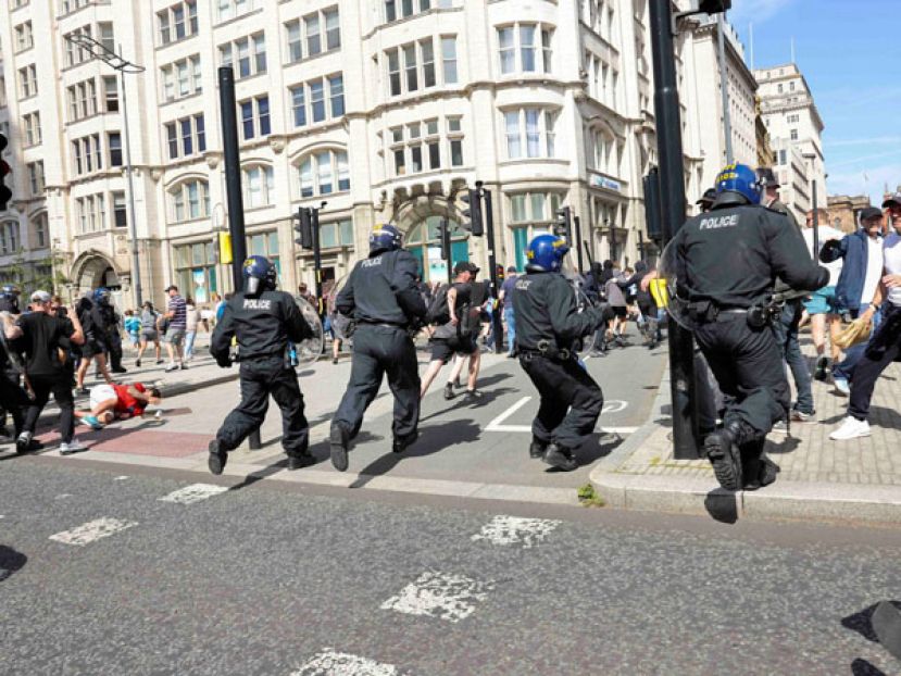 在英国利物浦，示威者与警察爆发冲突。