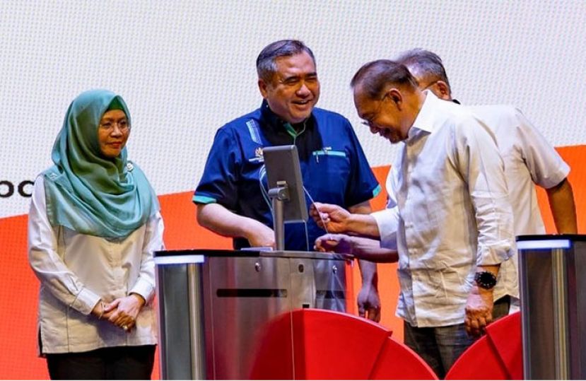 首相安华为鹅唛综合交通终站主持开幕礼。