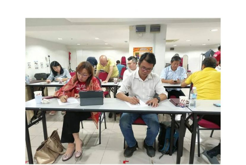 前排左起为候任士布爹国会议员郭素沁及巴吉里区国会陈泓宾签署法定宣誓书。