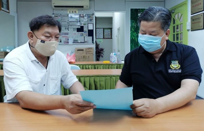 砂医总会长江宗兴（右）与坊间社险福利觉醒协调员陈中兴讨论公众咨询社险保障权益。