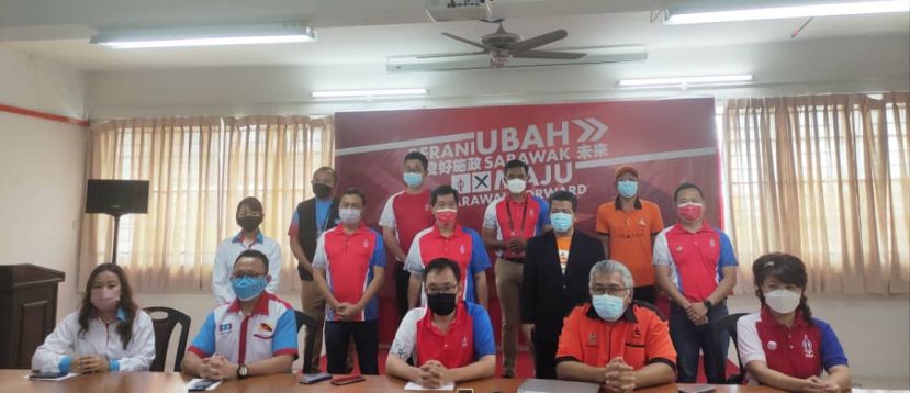 在新闻发布会后的一张大合照。中为砂行动党主席张健仁。