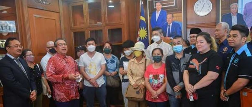 ●拿督阿都拉迪夫(身穿巴迪)会见受害者家属和非政府组织代表。