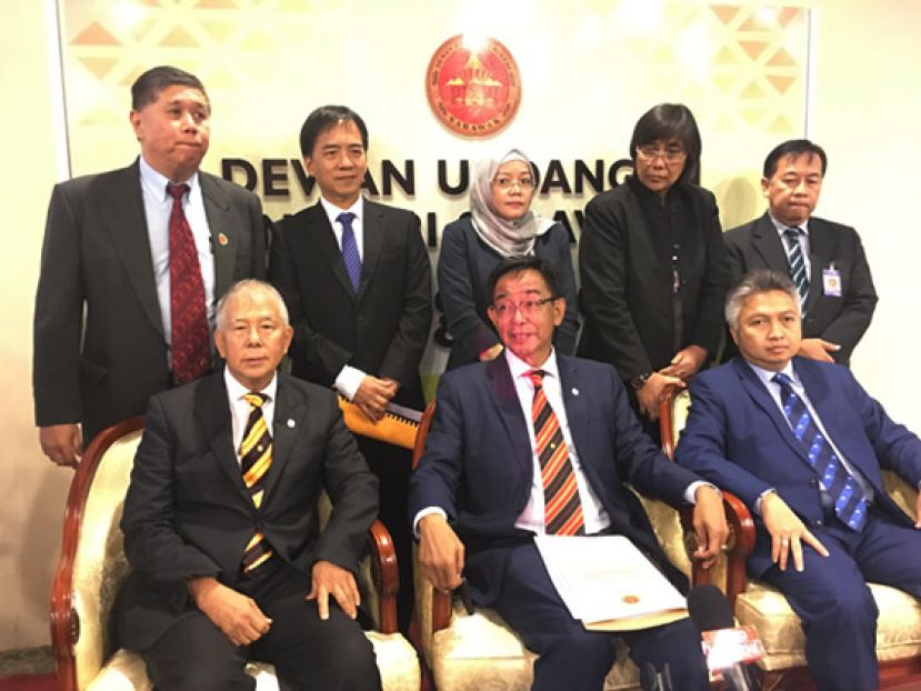 砂旅游、艺术、文化、青年与体育部部长拿督阿都卡林韩沙（前中）炮轰希盟政府。