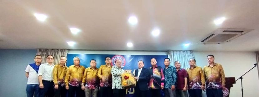 巴达旺福州公会主席甲必丹拿督刘思乐（左7）移交水果礼篮予创会会长拿督斯里刘为强时摄。左起为古晋巴达旺福州公会副主席林杭辉、医药顾问甘景荣医生、副主席黄国维、副主席林德勤、副主席徐孝文、署理主席拿督吴新贤。右起为秘书长林唐锦及财政刘士庆、名誉顾问陈成仁、名誉会长黄启萍以及名誉会长吴祖姜。