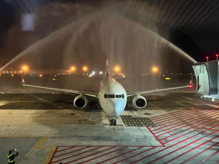 九元航空海口&ndash;古晋首航包机抵达古晋国际机场时，现场以传统&ldquo;过水门&rdquo;仪式隆重迎接，场面庄重而热烈。