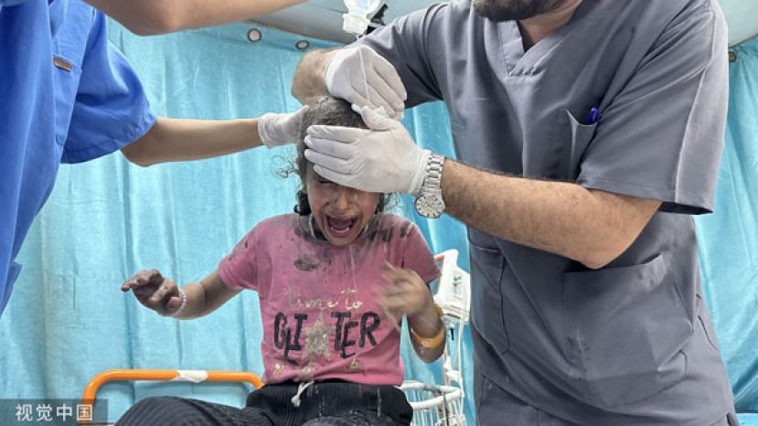 加沙医师治疗一名受伤孩童。