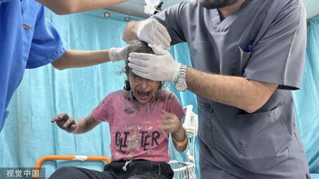 加沙医师治疗一名受伤孩童。