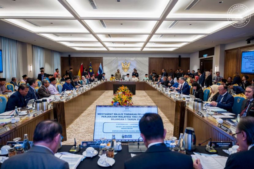 首相安华（中）主持1963年大马协议行动理事会会议。