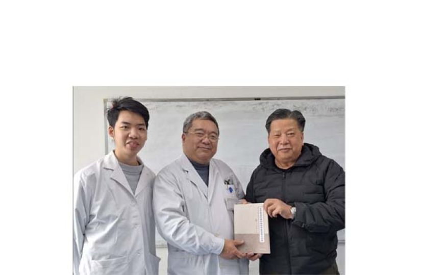 获得安徽科学技术一等奖张念志教授（中）移交得奖论文著作予砂医总会长江宗兴，左为医学硕士研究生黄宗宪。