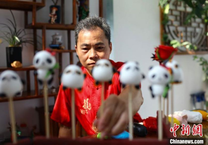 张龙贵捏制大熊猫。