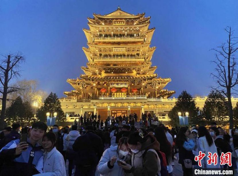 夜幕下的济南超然楼流光溢彩，吸引众多市民游客打卡拍照。