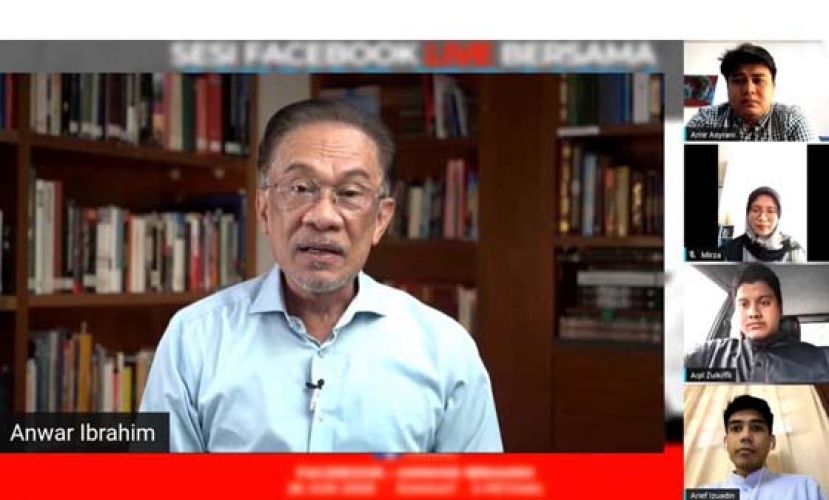 安华与4名年轻毕业生谈论面对的失业问题。