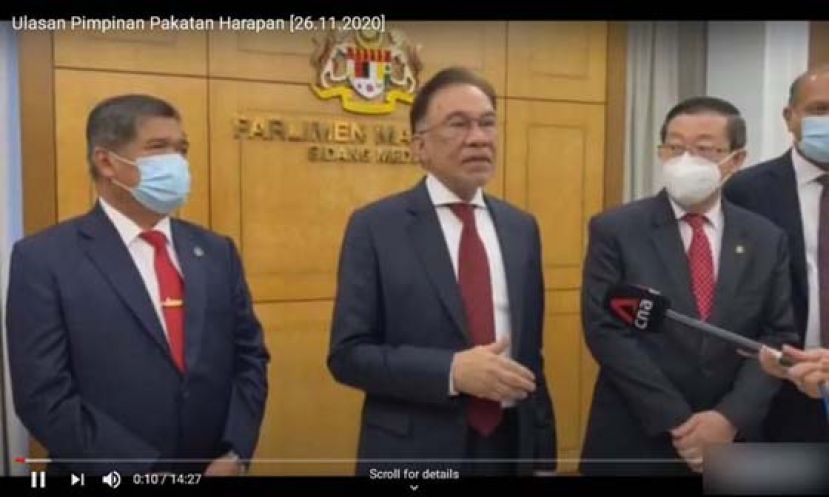 安华(中)在林冠英(右)和莫哈末沙布陪同下向媒体发言。