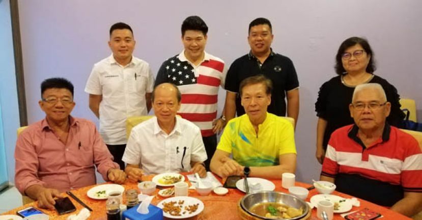 砂拉越晋汉连省庄氏宗亲会成立及第一届理事就职典礼庆典晚宴新闻发布会后合影，前排左起为庆典筹委会康乐庄亚德、财政庄荣发、砂拉越晋汉连省庄氏宗亲会永久顾问庄义德及筹委会主席庄永隆；后排左起为庆典筹委会副主席庄育华、第一交通副主任庄超杰、交通主任庄南光及秘书庄金珠。