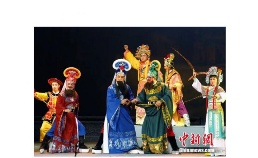 由广东潮剧院三团演出的古装潮剧《李世民登基》。