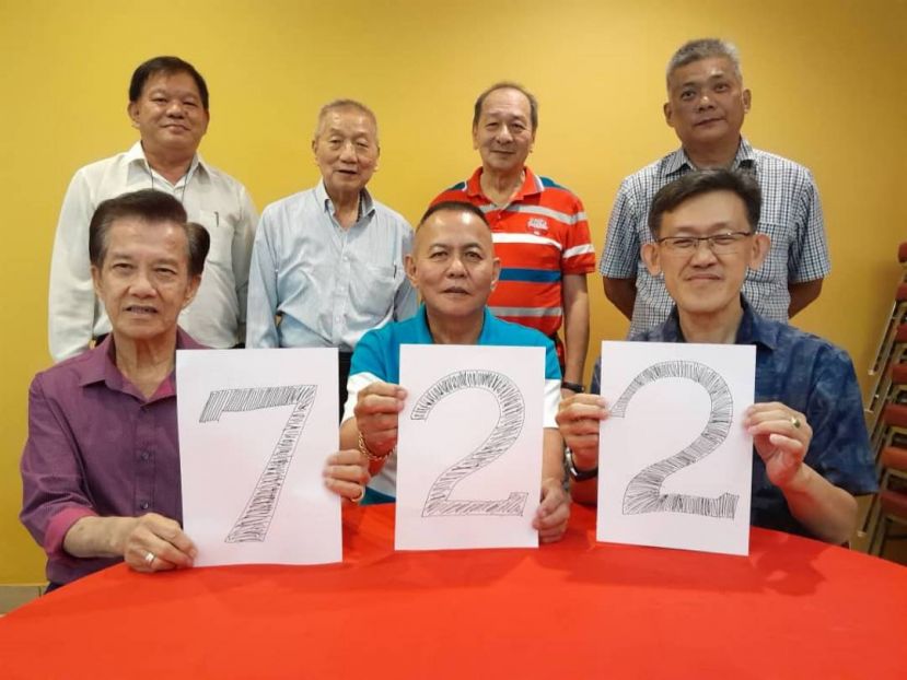 薛华东（前排右起）、甲必丹林传政与本固鲁陈兴枝共举&ldquo;722&rdquo;牌子；后排右起为张潮坤、孙守生、沈云豹、陈中兴。