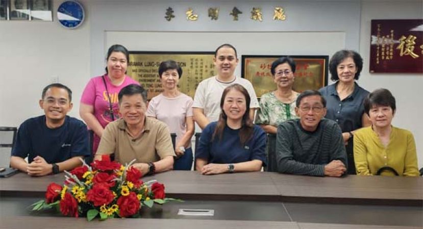 砂拉越陇西公会青年团与妇女组将于今年9月27日（星期日），将于《2026丙午年中秋节联欢晚会暨灯笼与冰皮月饼制作比赛》，筹委会日前召开会议后合影。坐者左一起为青年团团长董志兴、会长彭国良、妇女组主任兼筹委会主任李思玲、秘书长李仁赵及副会长董彩光。后排左起为李祖恩、李少菁、李昌达、李朝香及李惠枝。