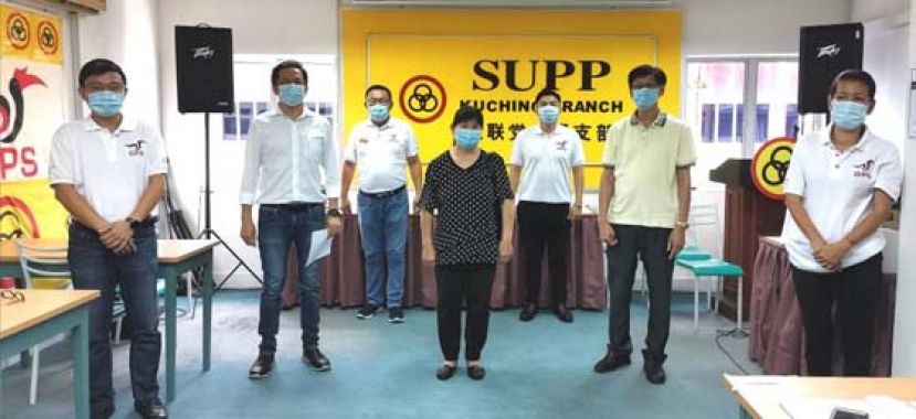 砂肯雅兰金卡抚恤金受惠家属黄女士（中）与人联党古晋支部的干部和社区领袖合影。左起为古晋支部财政杨严彬、支部署理主席黄廉欢、支部秘书处成员黄文益、支部副秘书刘世栋、社区领袖甲必丹黄任程、支部妇女组主席林春燕等。