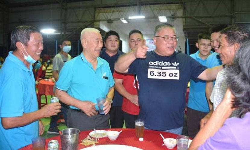 拿督斯里张庆信(右2)出席芦仙坡与民交流会。左1为民进党都东区部主席张文寿。