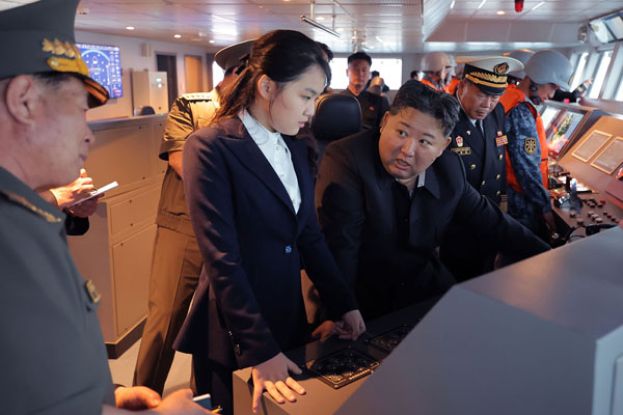 金正恩近日公开批前人民军总政治局组织副局长朴辉哲涉及政治犯罪，被认为是在为女儿金主爱铺路。