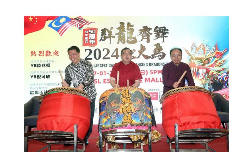 右起为欧阳玉靖、陆兆福以及倪可敏鸣鼓，主持开幕礼。